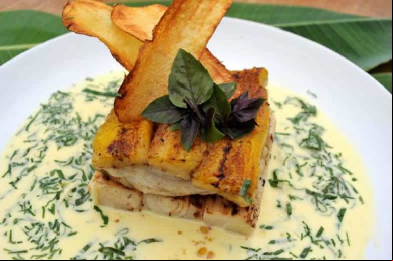 Pescada de cambucu em crosta de banana-da-terra