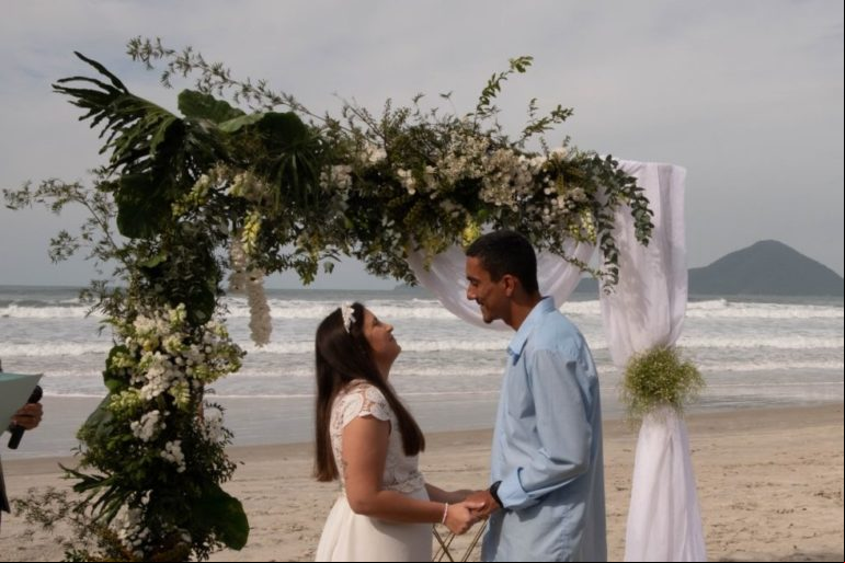 Casamento comunitário: Praia Vermelha do Norte é cenário perfeito para celebrar amor